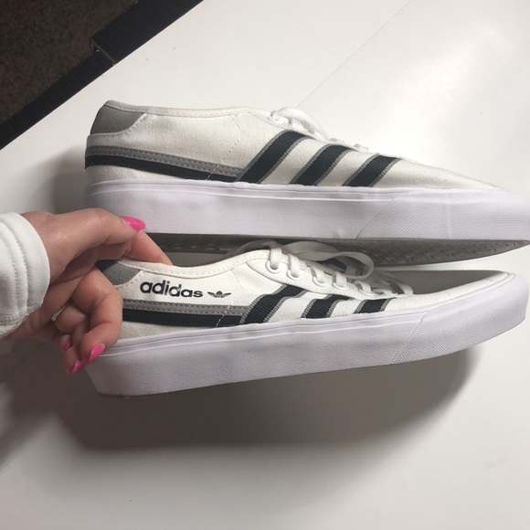 Adidas white and black sneakers size 8.5 - Picture 5 of 9